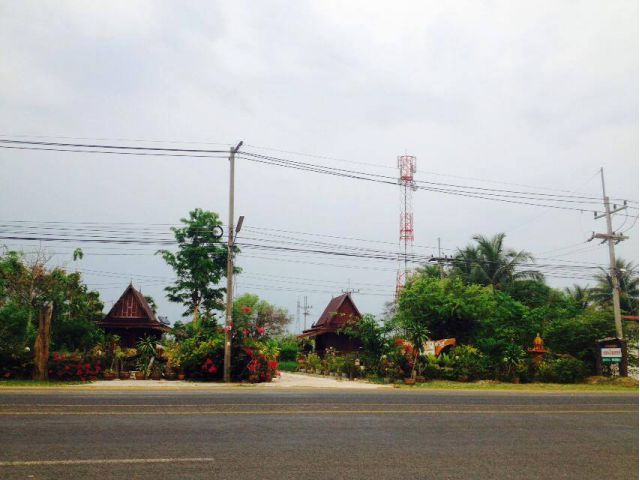 ขายที่ดินพร้อมบ้านเรือนไทย 2 หลัง ติดถนนใหญ่ 4 เลน ทางอุบลฯ-พิบูลฯ