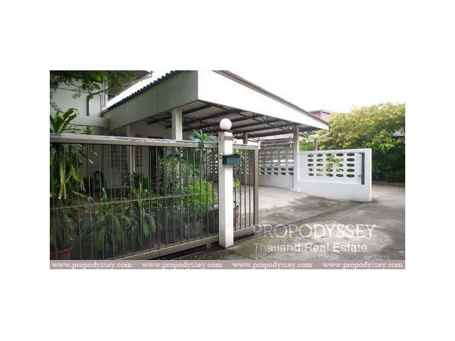 House for rent in a peaceful and privacy compound on Rama 4 Road