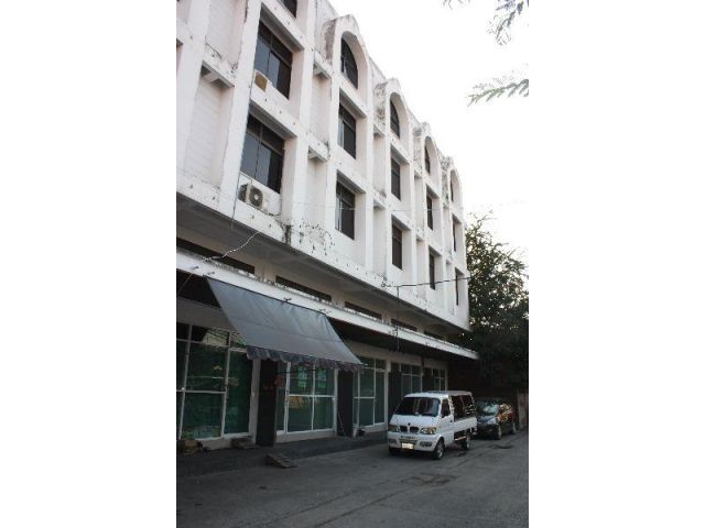 อาคารพาณิชย์ – โชคชัย 4 ซอย 42  ใกล้โรงเรียนสตรีวิทยา2 โรงพยาบาลเปาโลโชคชัย4