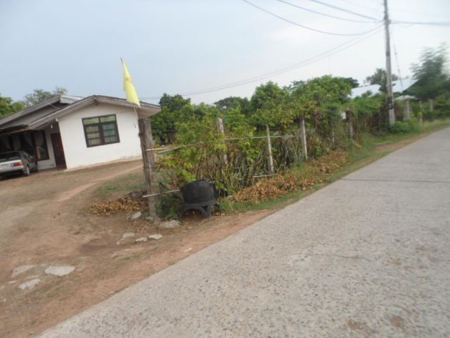 บ้านพร้อมที่ดิน 3 ไร่25ตารางวา หมู่บ้านศรีทอง ที่ไม่ต้องถมตินถนนหน้ากว้าง 50เมตร