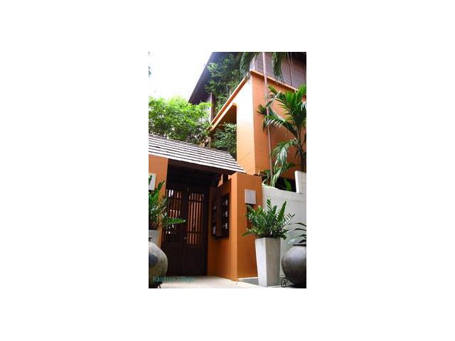 House for rent in the compound on Promphong area