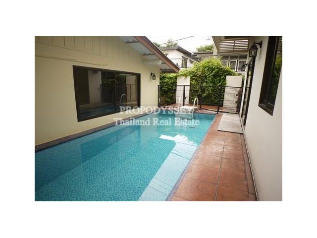 3 bedrooms home for rent with private pool on Ekkamai