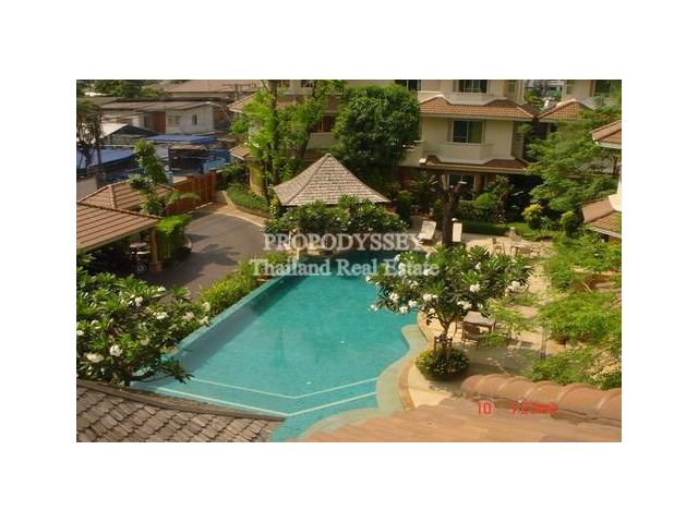 House in the compound with shared pool for rent on New-Petchaburi Road – Easy access to Rama 9 and Thonglor Road