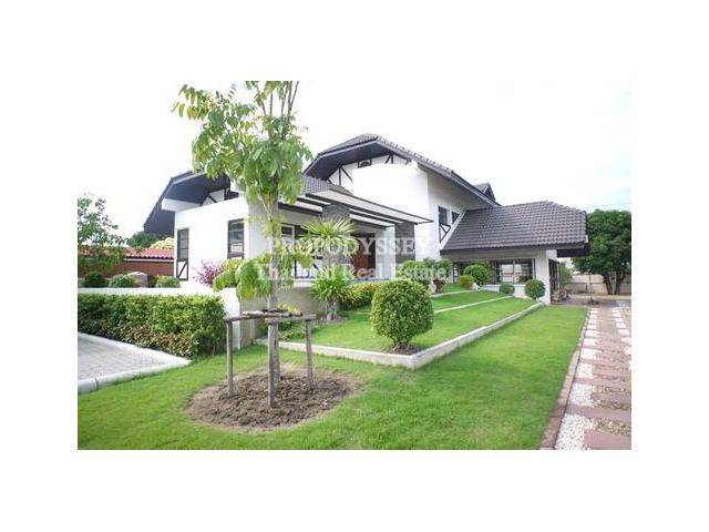 Nice house with the big yard for rent on Changwattana Road