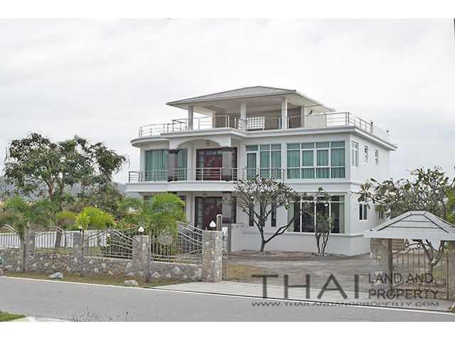 UNIQUE 4 BED EXECUTIVE HOME IN FANTASTIC LOCATION OVERLOOKING GOLF COURSE – HUA HIN – GREAT VALUE 13.9MB