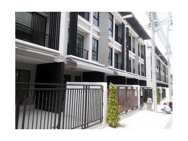 FOR RENT (สำหรับเช่า) TOWNHOUSE IN RAMKHAMHAENG 3 STOREY / 3 beds 3 baths / 20 Sqw.**35,000** Fully Furnished. Amazing Decorated. HOT DEAL
