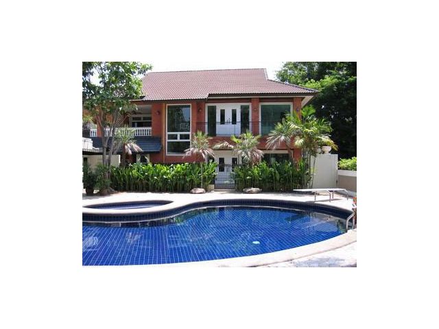 House with the private pool for rent at Soi Ekamai 4 Sukhumvit 63 Road Bangkok