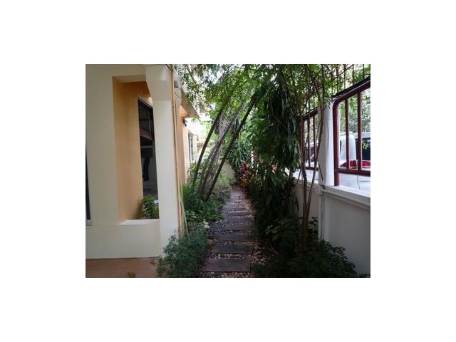 Townhome in Sukhumvit Soi 31 4 bedrooms for Rent Near BTS Phomphong