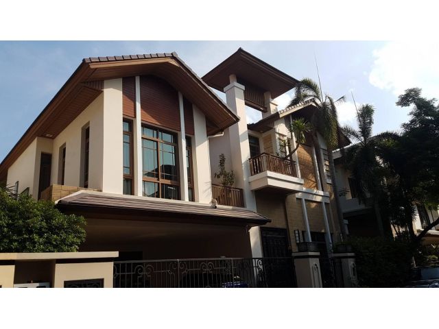Luxury House for Sale in Bangkok 82 Sq.Wah only 66 MB - 4 bedrooms
