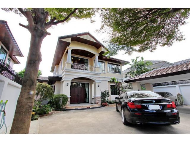 Single House for Rent in Ekkamai - 4 beds 97 Sq.W ONLY 85,000 THB
