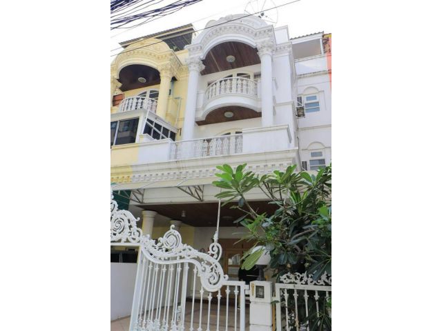 Townhome for Rent very close to BTS Ari  500 M  Rent Price : 65,000 THB