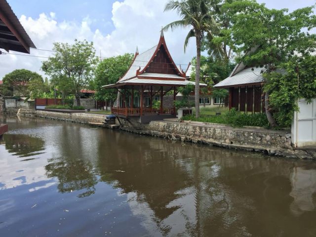 ที่ดินติดน้ำสวยพร้อมบ้านทรงไทย