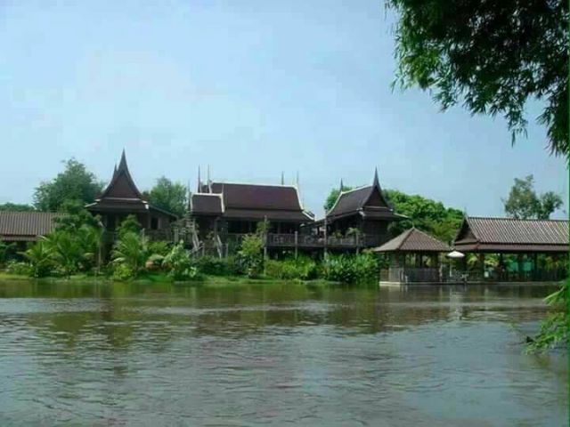 ต้องการขายบ้านเรือนไทยริมแม่นำ้