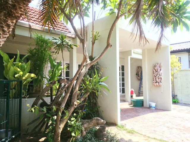 For sale  LUXURY 5 BEDROOMED BUNGALOW ONLY 10 MINUTES FROM THE MOAT 5 minutes to Lanna Golf Course