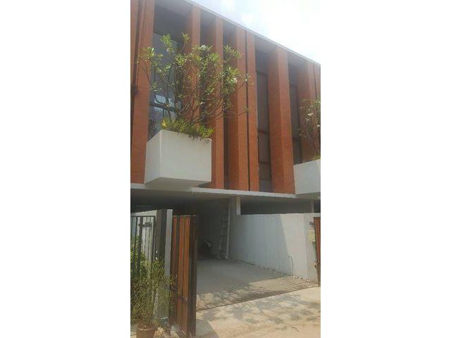 ให้เช่า /ขาย บ้านภูริปุรี Baan Puripuri  โชคชัย4 ทาวน์โฮม 3 ชั้น พร้อม Private Courtyard บนถนนโชคชัย 4