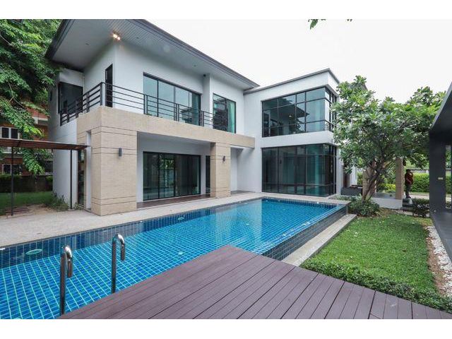 ให้เช่าบ้านเดี่ยว บ้านสวย สไตล์ Modern มีสระว่ายน้ำขนาดใหญ่ ในบ้าน