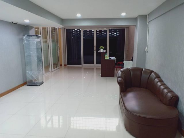 Home office for rent, 4th floor, 2 booths, Soi Si Dan 3, with parking