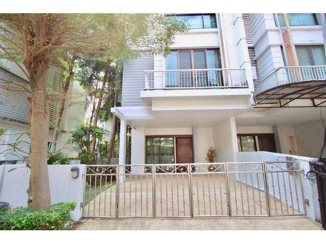 SDT11ขายทาวน์โฮม3 ชั้น หลังมุม โครงการอารียา ติดสุขุมวิท77 ใกล้BTSอ่อนนุช  เนื้อที่30 ตร.ว.พื้นที่ใช้สอย 250ตร.ม. หน้ากว