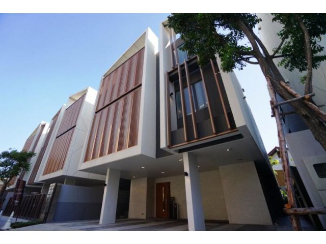 ขายบ้านเดี่ยว 3 ชั้น อาณา เอกมัย (Arna Ekamai) ขนาด 58 ตรว. Luxury ใจกลางสุขุมวิท ย่านทองหล่อเอกมัย