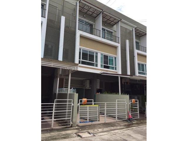 T08ให้เช่าโครงการ นลินอเวนิว2 ทาวน์โฮม 3 ห้องนอน 3 ห้องน้ำ ซ ราม144 ติด รร.เตรียมน้อม