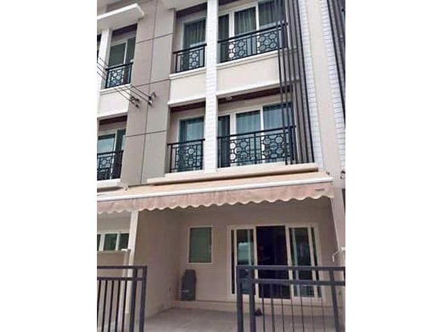T14ทาวน์โฮม 3 ชั้นบ้านกลางเมือง พระราม9 เลียบมอเตอร์เวย์ขนาด 3 ห้องนอน 3 ห้องน้ำ 2 ที่จอดรถ 25000
