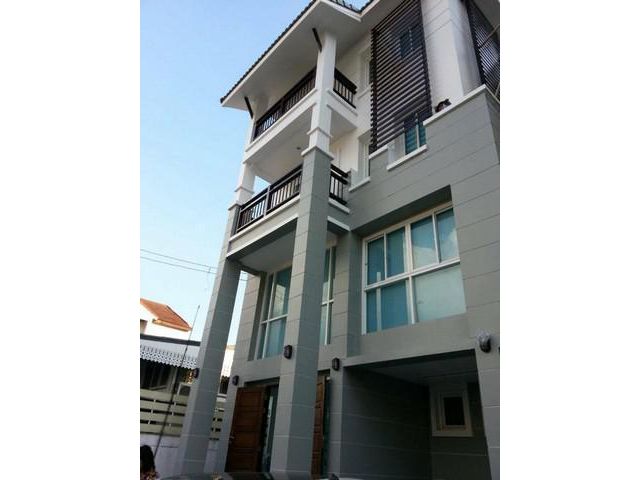 DH02ให้เช่าหรือขายบ้าน ใกล้โรงเรียนนานาชาติ เอกมัย 12 ปรีดีพนมยงค์ 31มี 3 ชั้นเล่นระดับ3 นอน 3น้ำ  เช่่า45000 ต่อเดือน