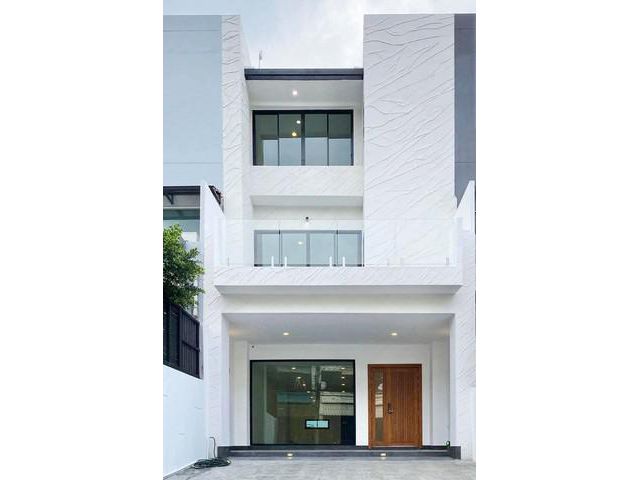 T27ขาย โฮมออฟฟิศ ใหม่ ใจกลางเมือง ใกล้ BTS อ่อนนุช  3 ชั้น 38 ตรว  350 ตรม  9900000 บาท