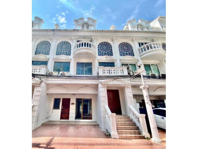 ให้เช่า ทาวน์เฮ้าส์ 3 ชั้นครึ่ง โครงการลีโอคลาสสิคเพลส(Leo Classic Place) สุขุมวิท49 พร้อมอยู่ใกล้BTSทองหล่อ