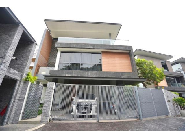 ขาย หรือเช่า บ้านเดี่ยว 3 ชั้น ดิ ออเนอร์ เอกมัย-รามอินทรา The Honor Ekamai-Ramindra หลังมุมตกแต่งแล้วตรงข้ามสโมสร