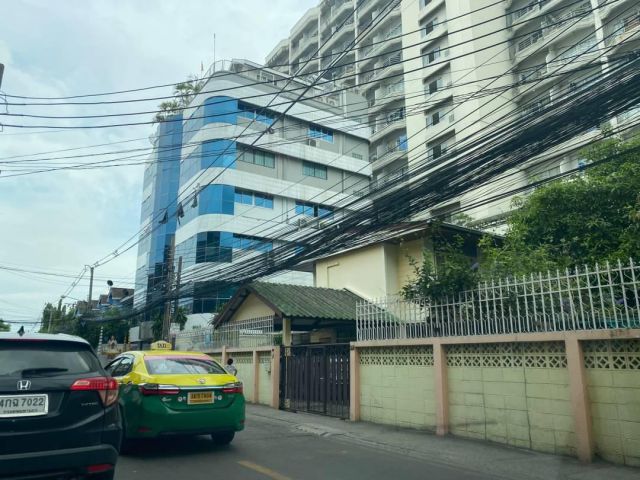 ขายด่วนบ้านเดี่ยวทำเลดี ใกล้สถานีรถไฟฟ้า  ทำเลลาดพร้าว94เส้นเมน เนื้อที่103ตารางวา