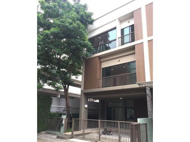 รหัสทรัพย์  7958 ทาวน์เฮ้าส์ บ้านลุมพินี ทาวน์ เรสซิเดนซ์ บางนา  ใกล้ Central Plaza Bangna