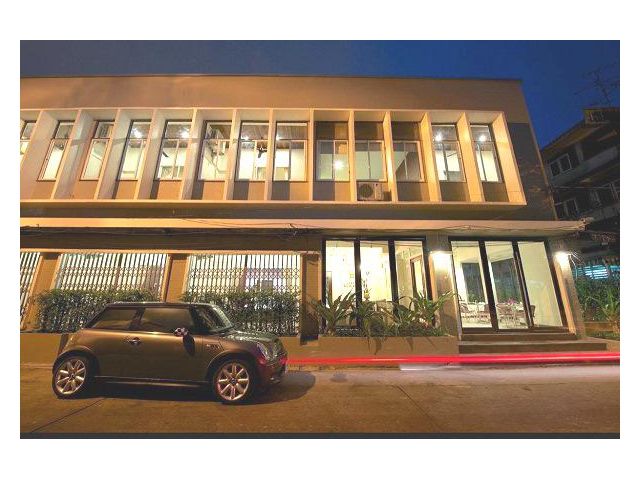 ให้เช่าอาคารพานิชย์ 9 คูหา 2 ชั้น เขตพระนคร100  ตรว เหมาะทำเป็นที่พัก หรือ Hostel หรือ โรงแรมขนาดเล็ก มี 24 ห้อง ขนาดพื้
