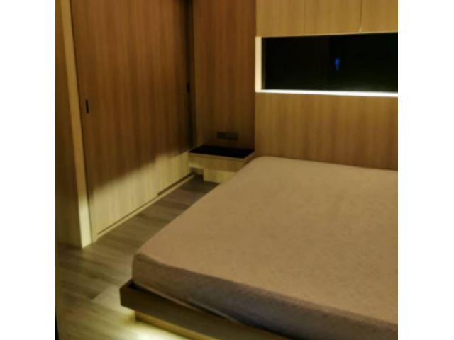 ห้องสวย built in ใหม่ทั้งห้อง มีระเบียงและหลังคากันแดดที่ระเบียง ห้องติดสระว่าน้ำ เปิดประตูเดินลงสระได้เลย ใกล้สถานีรถไฟ