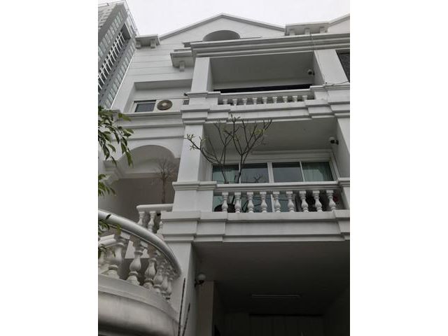 ให้เช่าและขายทาวน์โฮม 4 ชั้น ซอยสุขุมวิท 39