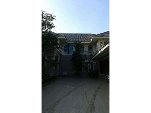 Sale  Luxury  House with large swimming