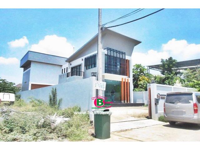 สำนักงาน 2 ชั้น ซอยคลองโต๊ะใหม่ เนื้อที่ 81.2 ตรว. มี 3 ห้องนอน 2 ห้องน้ำ ถนนกาญจนาภิเษก บางบัวทอง นนทบุรี