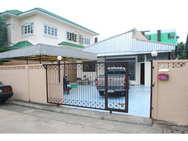 รหัสทรัพย์  8254 บ้านเดี่ยวชั้นเดียวให้เช่า ซอยโชคชัยสี่ แยก36   สามารถทำโฮมออฟฟิสได้ เดินทางสะดวก
