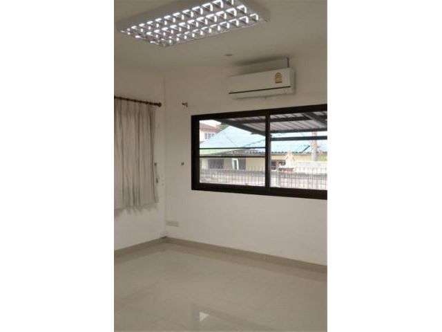 รหัสทรัพย์  8234 บ้านเดี่ยว ซอยโชคชัยสี่ แยก 76  ใกล้ เซ็นทรัลอีสวิลล์