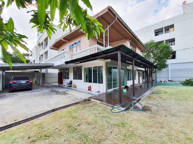ให้เช่าบ้านเดี่ยว 2 ชั้นย่านลาดพร้าว โชคชัย 4 เนื้อที่ 130 ตร.วา เป็นบ้านเปล่า เหมาะสำหรับอยู่อาศัย หรือ home office