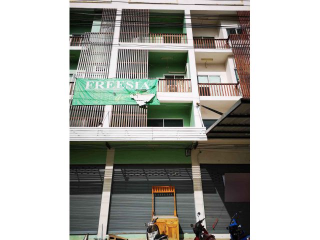 ให้เช่าพื้นที่ค้าขาย ริมถนน ใกล้ตลาดไอยราซอย20 (ถ.คลองหลวง ปทุมธานี) เช่า 8000 บ/ด โทร 093-9594717