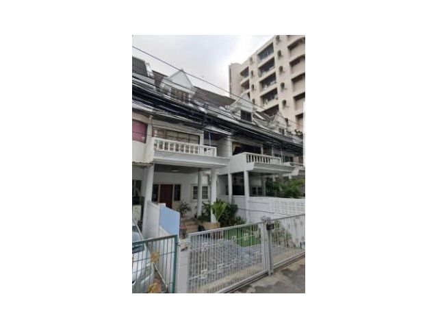 ตรงข้าม Circle Rein สุขุมวิท 12