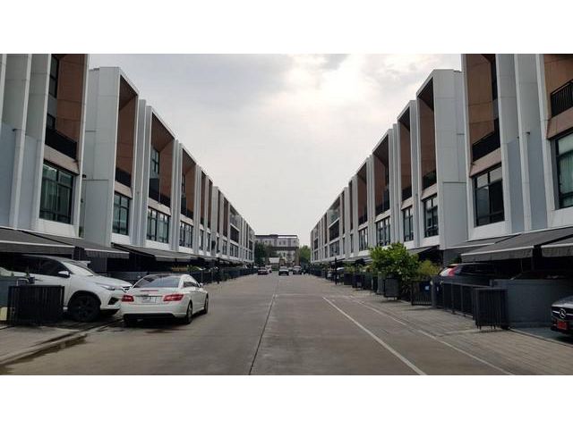 ให้เช่าทาวน์โฮม 3ชั้นครึ่ง อาร์เด้น พัฒนาการ20