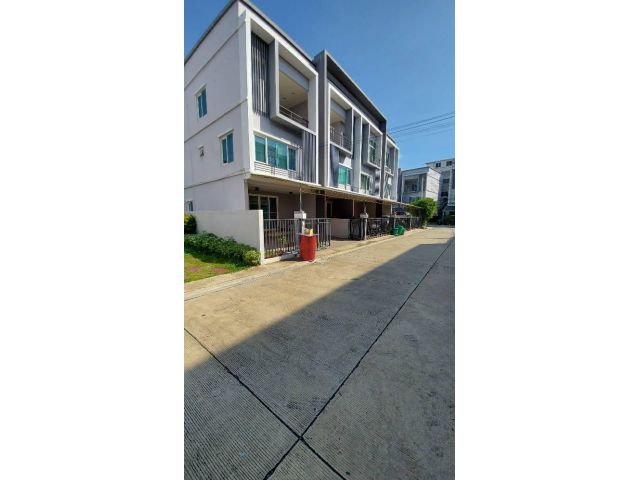 ขายทาวน์โฮม3ชั้น The Exclusive สาทร กัลปพฤกษ์ ถนนกาญจนาภิเษก เนื้อที่23ตรว