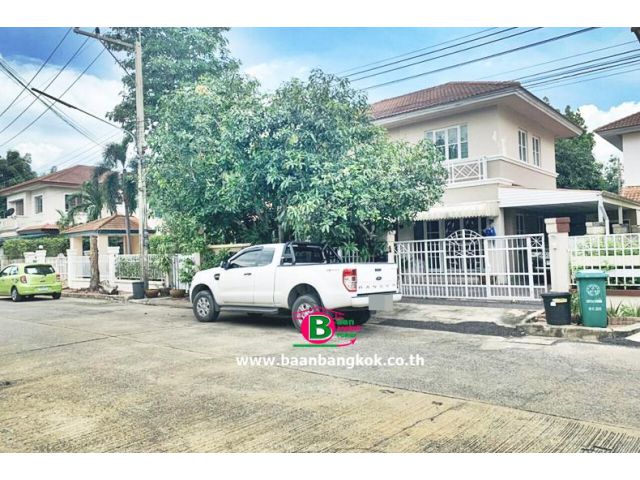 บ้านเดี่ยว 2 ชั้น โครงการ ปาริชาต คลอง 4 เนื้อที่ 51.3 ตรว. มี 3 ห้องนอน 2 ห้องน้ำ ถนนรังสิต-นครนายก คลองหลวง ปทุมธานี