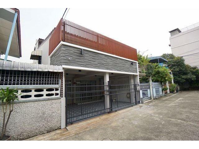 ให้เช่าทาวน์เฮ้าส์ 3ชั้น ถนนรัชดาภิเษกซอย3