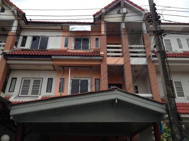 รหัสทรัพย์  8594 ทาวน์เฮ้าส์ ประชาชื่น-นนทบุรีซ.8  อยู่ตรงข้ามมหาวิทยาลัยธุรกิจบัณฑิต