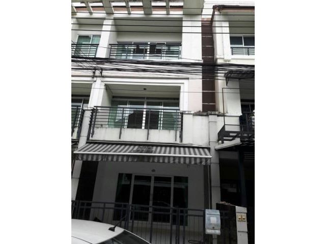 รหัสทรัพย์  8631 ทาวน์โฮม หมู่บ้านกลางเมืองวังหิน ซอยลาดพร้าววังหิน 53  ใกล้  ห้างเซนทรัลเฟสติวัล