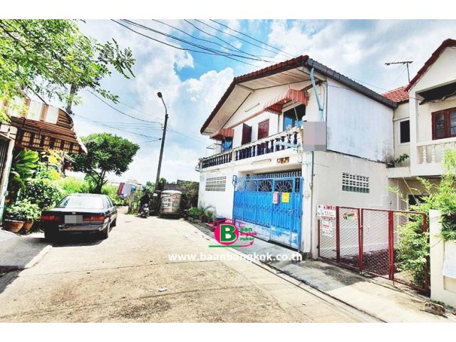 ทาวน์เฮาส์ 2 ชั้น โครงการ ระเบียงทอง เนื้อที่ 16.1 ตรว. มี 2 ห้องนอน 2 ห้องน้ำ ถนนพหลโยธิน เขตบางเขน