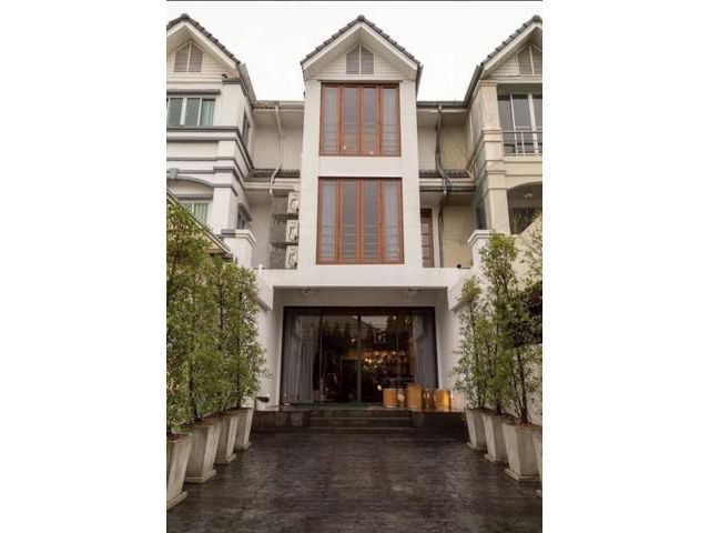 ให้เช่าทาวน์เฮ้าส์ 3ชั้น ถนนสุขุมวิท ย่านเอกมัย