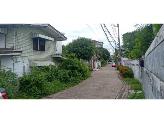 ขายด่วน...บ้านพร้อมที่ดินทำเลทอง ถนนบางนา-ตราด ( แนวรถไฟฟ้าบางนา )